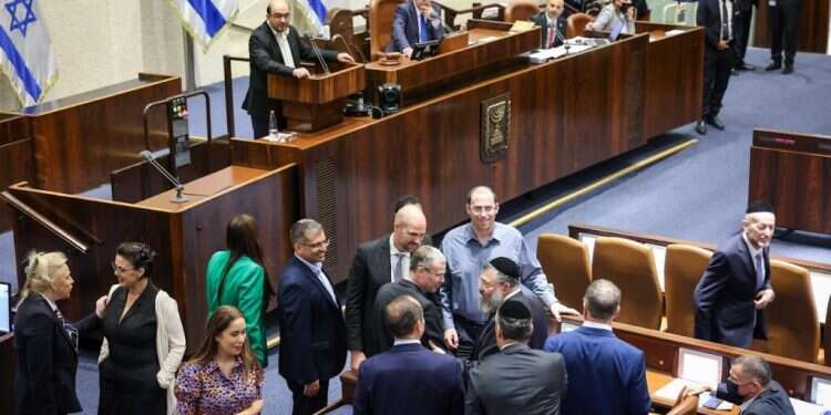 הדיון על פיזור הכנסת בקריאה טרומית. צילום: נועם מושקוביץ', דוברות הכנסת החל הדיון על פיזור הכנסת בקריאה טרומית. הקרב על תאריך הבחירות בעיצומו