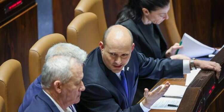 יצביע נגד חוק הנאשם בפלילים. נפתלי בנט במליאת הכנסת. צילום: נועם מושקוביץ, דוברות הכנסת בנט: אצביע נגד חוק הנאשם