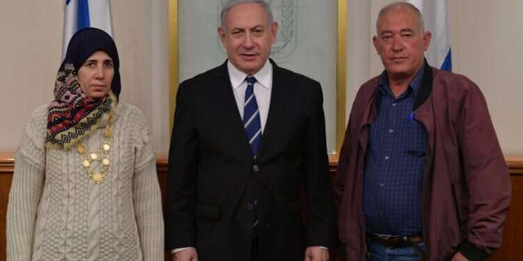 הוריו של הישאם א-סייד עם ראש הממשלה שלעבר בנימין נתניהו. צילום: קובי גדעון, לע שכחנו את הישאם א-סייד בשבי החמאס: אביו הוא סמל לקשר בין הבדואים לישראל