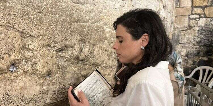 בכותל המערבי. צילום מתוך חשבון הטוויטר של אילת שקד המשימה הבלתי אפשרית של איילת שקד