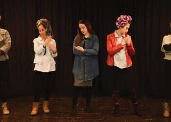 מדיכאון לתיאטרון: ההצגה שנותנת במה לנושא הכאוב של דכאון אחרי לידה