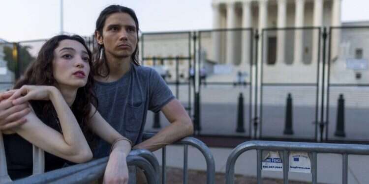 מפגינים מול בית המשפט העליון האמריקני. צילום:AFP רוצים לחקות את מינוי השופטים בארה"ב? כך זה ייראה