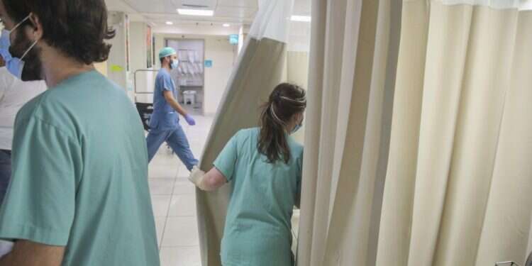 בנים שבוחרים במקצוע הזה הם אנשים עם יכולת אמפתית גבוהה. צילום: יהושע יוסף למי קראת אחות? עלייה בשיעור הגברים שלומדים סיעוד