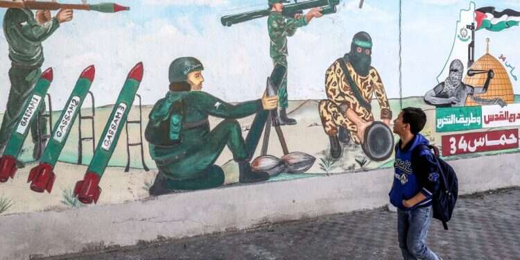 ציור קיר של חמאס ברצועת עזה. צילום: AFP הציבור רוצה תמונת ניצחון על חמאס, וזה הדבר האחד שהוא לא יקבל