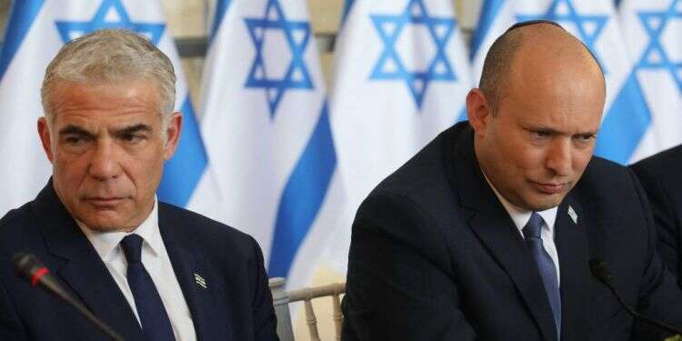 האם דווקא בשבוע שבו הממשלה מציינת שנה להקמתה דינה ייחרץ? נפתלי בנט ויאיר לפיד. צילום: AFP הטוב, הרע והמכוער: בנט ולפיד סוגרים שנה