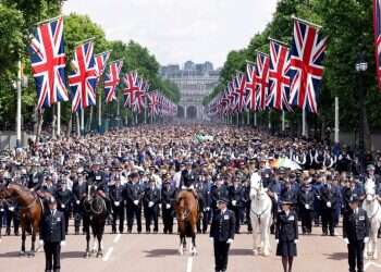 מצעדים, פיקניקים ומופעי רוק: בריטניה מצדיעה למלכה ביובל השבעים להכתרתה