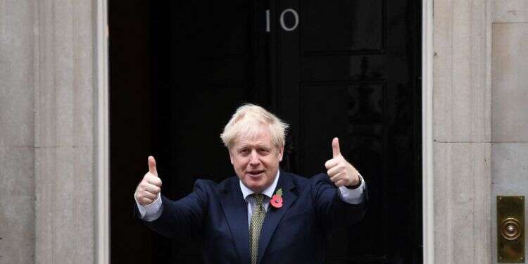 ג'ונסון בפתח מעונו הרשמי. צילום: AFP