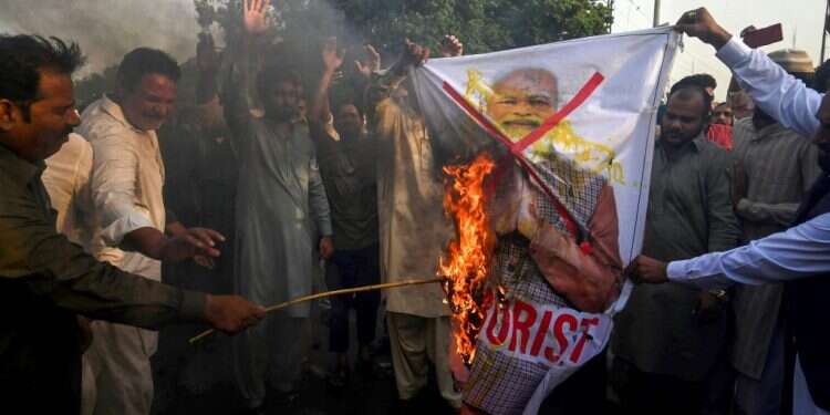 מפגינים מוסלמים מציתים את דיוקנו של ראש ממשלת הודו, נרנדרה מודי. צילום: AFP רוב ההודים מתוסכלים: די למדיניות הפיוס כלפי מוסלמים