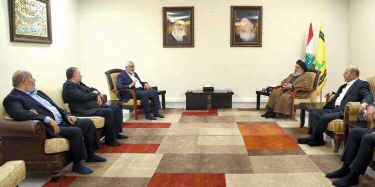 חסן נסראללה, איסמעיל הנייה וחברי המשלחת של חמאס. צילום: AFP מחזקים קשרים: נסראללה והנייה נפגשו בלבנון