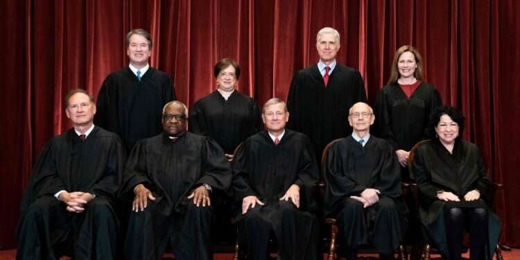 שופטי בית המשפט העליון האמריקני, אפריל 2021. צילום: AFP הפלות ודונלד טראמפ: הרפורמה המשפטית של ביידן