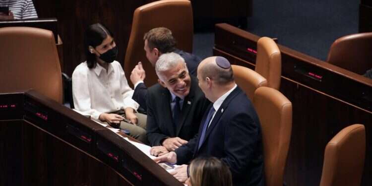 בנט ולפיד. הכנסת ה- 24 פוזרה. הבחירות ב-ז' בחשוון. צילום: דני שם טוב, דוברות הכנסת אושר פיזור הכנסת ה- 24; הבחירות – בז' בחשוון