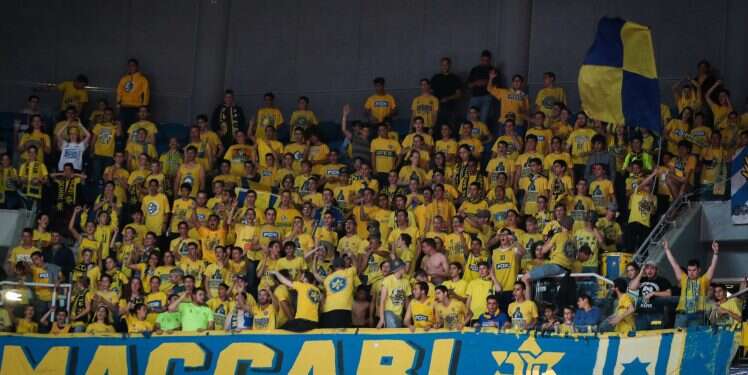 אוהדי מכבי תל אביב בכדורסל. צילום: פלאש 90 מכבי חייבת להיגמל מהמשימה הבלתי אפשרית