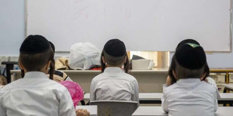 תלמידים בבית ספר חרדי. צילום: יונתן זינדל, פלאש 90 התגייסו, למדו ליבה ויצאו לעבוד: השינויים בחברה החרדית מקום המדינה