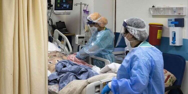 החלמה לא מהירה. חולי קורונה עדיין סובלים מתסמינים. צילום: אוליביה פיטוסי, פלאש 90 החלמה לא מהירה: מחלימי הקורונה עדיין סובלים מתסמינים