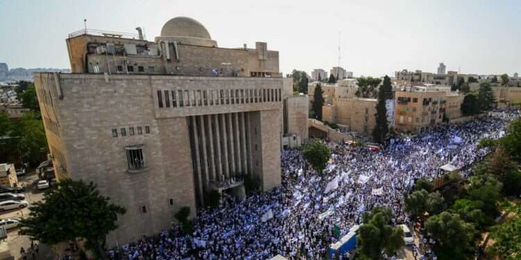 ריקודגלים במרכז ירושלים, מול היכל שלמה ובית הכנסת בשנה שעברה. הגדול. צילום: מנדי הכטמן, פלאש 90 הצלחת מבצע עלות השחר: גם בזכות מצעד הדגלים