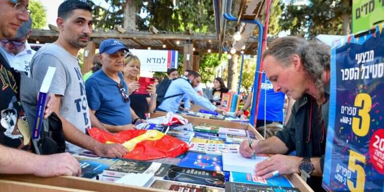 אבישי בן־חיים בדוכני שבוע הספר בתל־אביב, שלשום. צילום: אבשלום ששוני, פלאש 90 עמית סגל, ליהיא לפיד והרבנית ימימה: היכן ומתי הכותבים הפופולריים יגיעו לדוכני שבוע הספר