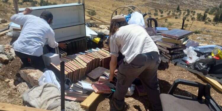 הרס בגבעת אוהבי-יה; לאחר הפינוי הגיעו ערבים לחרוש בשטח