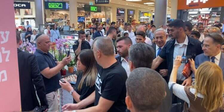 המפתח למנדט שובר השוויון מונח בכיס של איילת שקד. נתניהו בקניון מלחה, אתמול. צילום: חגי סגל נתניהו ולפיד יתקוטטו, גנץ עשוי לנצח