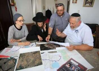 שמואל סקט, מייק בן־יעקב והוריו של מוישי בבית המשפחה. צילום: דוד זר אמו של מוישי קליינרמן: "איפה הילד, איפה המדינה?"