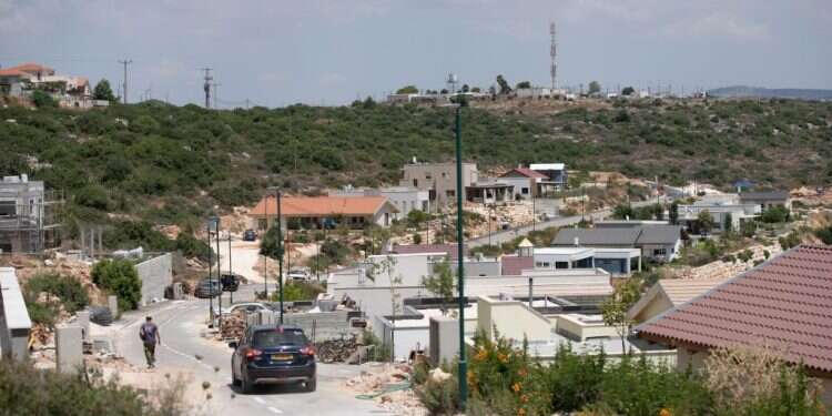 חשמל מציף פתאום את חוות־יאיר