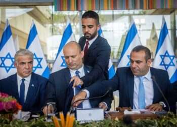 הלשכה מתפרקת: דוברו של בנט עוזב