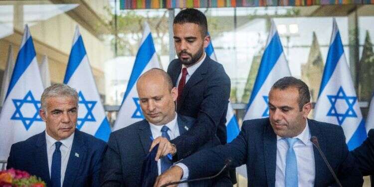 הלשכה מתפרקת: דוברו של בנט עוזב