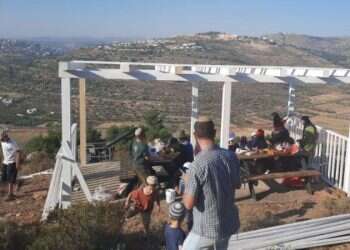 ישראל גנץ: "בכל האזור הערבים משתלטים, אבל הפרגולה היפה מטרידה את ממשלת בנט"