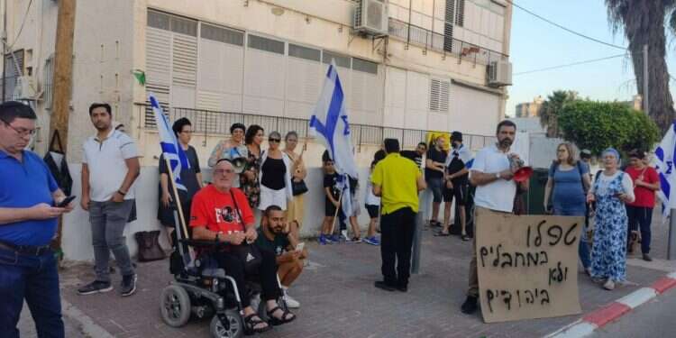 תושבים בלוד מפגינים נגד מעצר המדריך מול תחנת המשטרה בעיר הוסרו ההגבלות על המדריך שהותקף ונעצר בלוד
