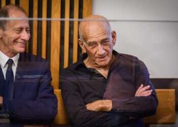 מלחמת נתניהו-אולמרט הגיעה לבית המשפט – והאולם הופך לקרקס