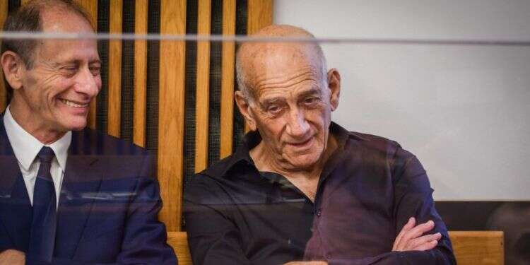 אהוד אולמרט בבית המשפט. צילום: אבשלום ששוני/פלאש90 מלחמת נתניהו-אולמרט הגיעה לבית המשפט – והאולם הופך לקרקס