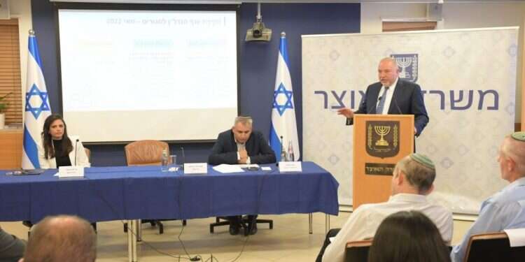 שר האוצרף שר השיכון ושרת הפנים במסיבת עיתונאים על תוכנית הדיור החדשה. צילום: ברונו שרביט/לע״מ תוכנית הדיור הממשלתית החדשה: עוד דירות בהנחה ותמריצים לרשויות המקומיות