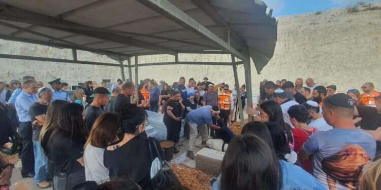 ספיר נחום הובאה למנוחות: "רצחו לי את הילדה היפה שלי"