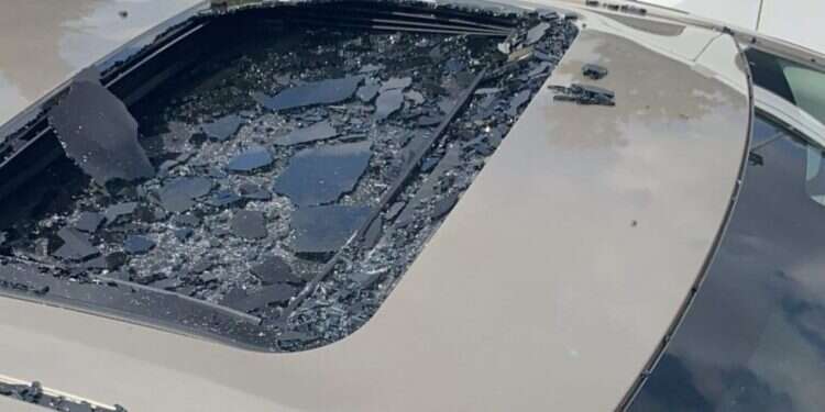 הרכב שנפגע מאבנים. צילום: דוברות המשטרה נוסעת שנפגעה מיידוי אבנים מבקשת מהשופטים: "תתייחסו לנאשם כטרוריסט"