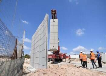 צפו: עבודות להקמת גדר התפר לאורך 45 ק"מ בעיצומן