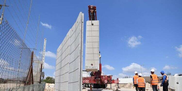 העבודות להקמת גדר התפר. קרדיט: אגף דוברות והסברה במשרד הביטחון צפו: עבודות להקמת גדר התפר לאורך 45 ק"מ בעיצומן