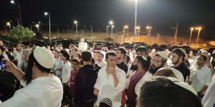 הלינץ' באריאל: מאות הפגינו במחאה על מעצר היהודי