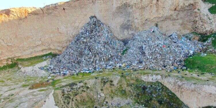 מזבלה פיראטית בבנימין. צילום: רגבים עתירה לבג"ץ: שהעבריינים ישלמו על פינוי המזבלה הפיראטית