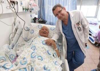 קייסי מוחמד בן ה- 107 לאחר השתלת הלב. ציום: המרכז הרפואי הלל יפה שבר שיא: בן 107 עבר השתלת קוצב לב