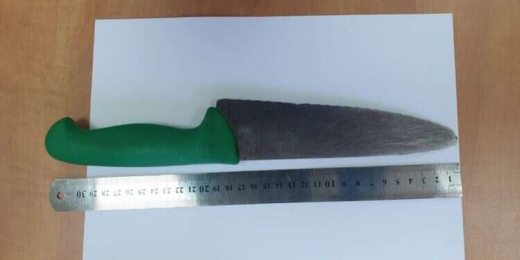 הסכין שנתפסה ברשות המחבל. צילום: דוברות המשטרה עשרות עצורים בסילוואן; הוארך מעצרו של המחבל מהר הבית