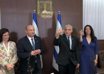 "מקל השליחים המקודש": לפיד החל לכהן כראש הממשלה