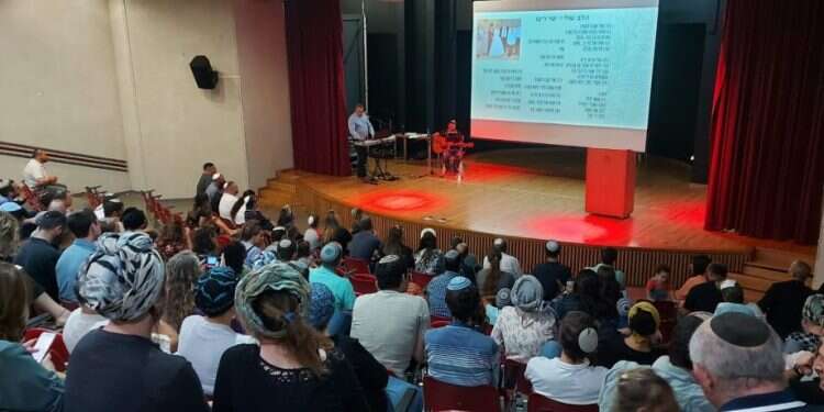 מאות באזכרה במלאות 7 שנים להירצחו של דני גונן. צילום: אודי טנא 7 שנים להירצחו של דני גונן. אמו באזכרה: "את הבחירה בחיים זרע דני"