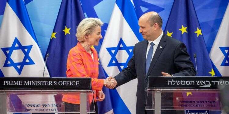 ראש הממשלה ונשיאת הנציבות האירופית, שלשום. צילום: אמיל סלמן למרות החינוך האנטישמי ברש"פ: האיחוד האירופי יתרום רבע מיליארד אירו