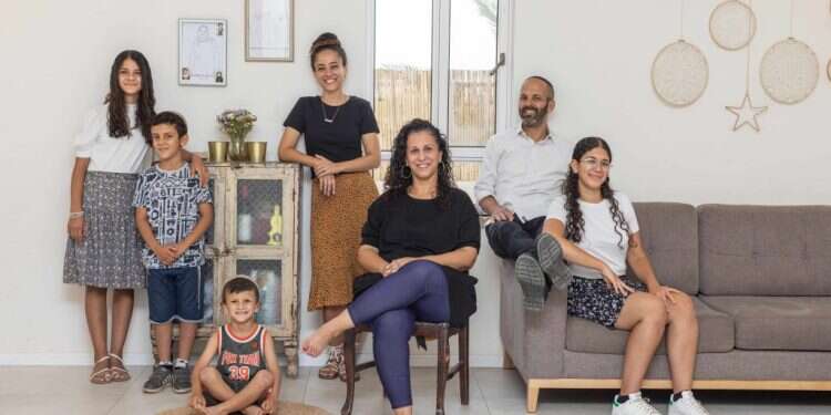 משפחת יצחקי, פרדס־חנה. צילום: אבישג שאר־יישוב