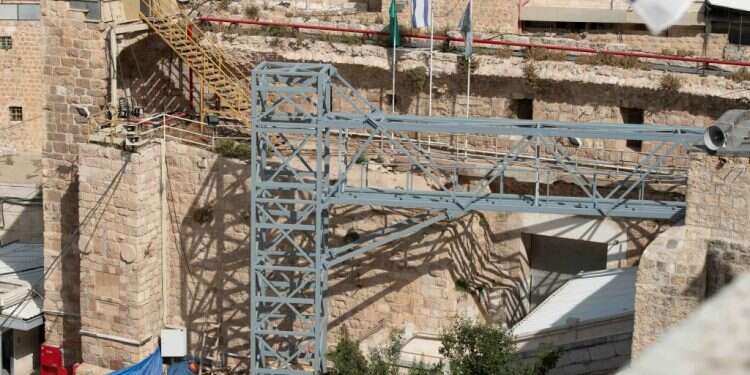 בניית מעלית ההנגשה במערת המכפלה. צילום: שריה דיאמנט יוצא מהמערה: אחרי שנתיים בתפקיד, מח"ט יהודה עוזב את חברון