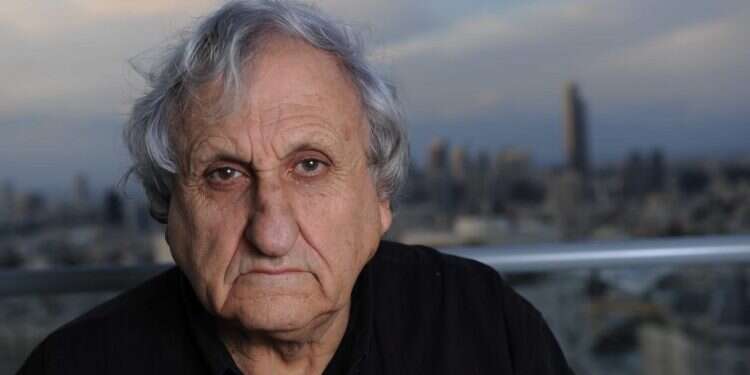 א.ב יהושע. צילום: ראובן קסטרו מאחורי התיאורים הרפואיים בספריו של א"ב יהושע