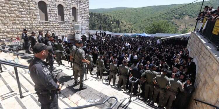 שוטרים ומתפללים במירון בל