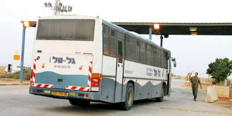 בנט: לא נאפשר הצבת שוטרים פלסטינים במעבר אלנבי