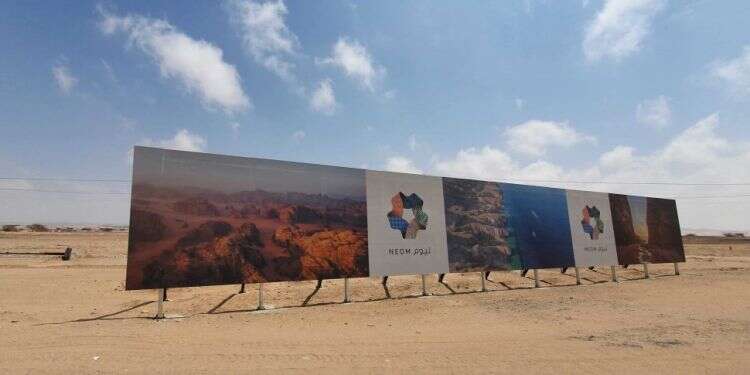 שלט פרסומת ליד ניאום העתידית. צילום: שאטרסטוק התוכנית הסעודית החדשה לעיר העתיד: גורדי שחקים לרוחב עשרות קילומטרים