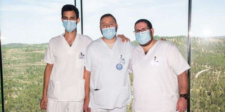 יקיר טרבלסי, נתנאל אוזן ויונה סטופלר. בוגרי המרכז האקדמי לב. צילום: מיכאל ארנבורג למי קראת אחות? עלייה בשיעור הגברים שלומדים סיעוד