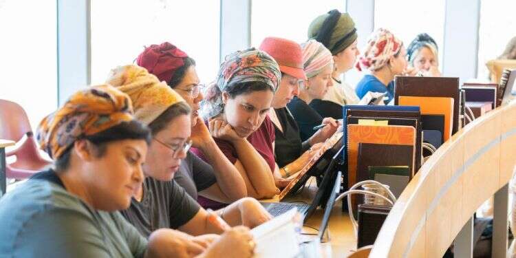 עמיתות כולל דעה בבית המדרש מדרשת לינדנבאום. קרדיט צילום: גארד ברנשטין עבור אור תורה סטון נשים לומדות תורה והגיע זמן שהמדינה תכיר בכך